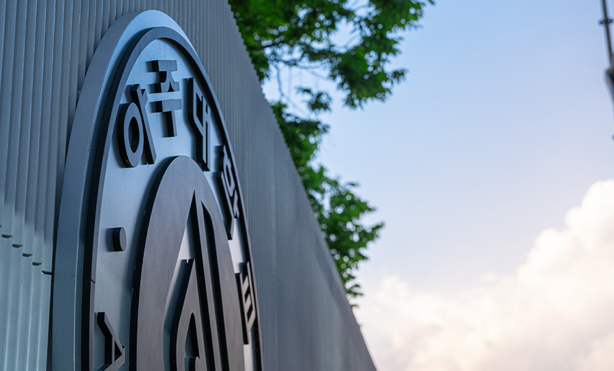 아주대학교가 교육부‘2025년 특례기관 보안업무 우수기관’으로 선정되어 교육부장관 기관 표창을 받았다. 아주대는 지난4월 교육부 주관으로 실시된‘2025년 특례기관(사립대,산하단체)보안 감사’현장 점검을 통해 ▲보안업무 수행체계 ▲인원보안 ▲문서보안 ▲시설보안 등4개 분야100개 항목에 대한 감사를 받았다.